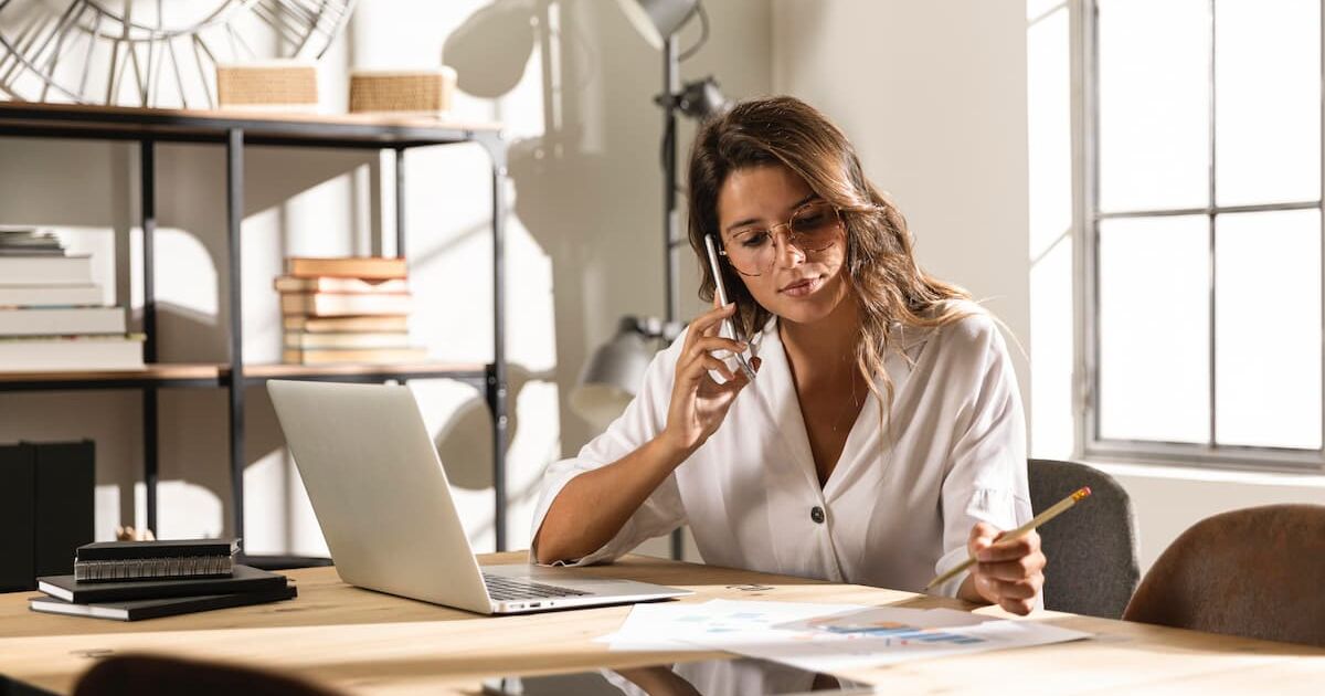 Femme bureau télépone