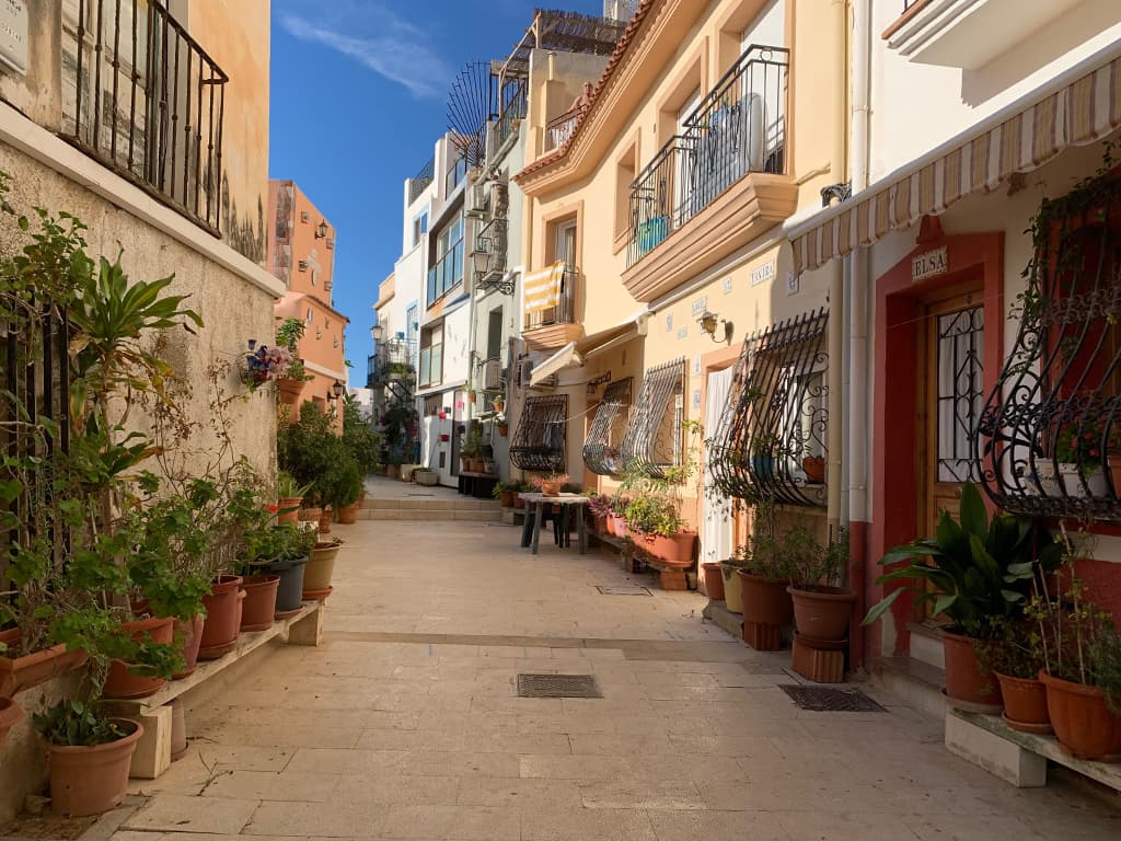 Petite rue de Alicante en Espagne