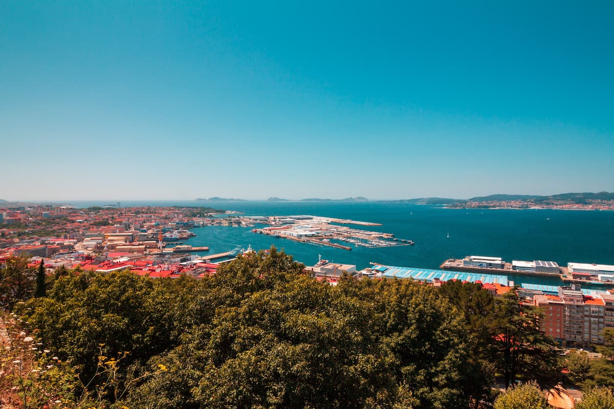 La mer et un port en Espagne