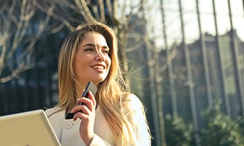 Chasseuse immobilier au téléphone