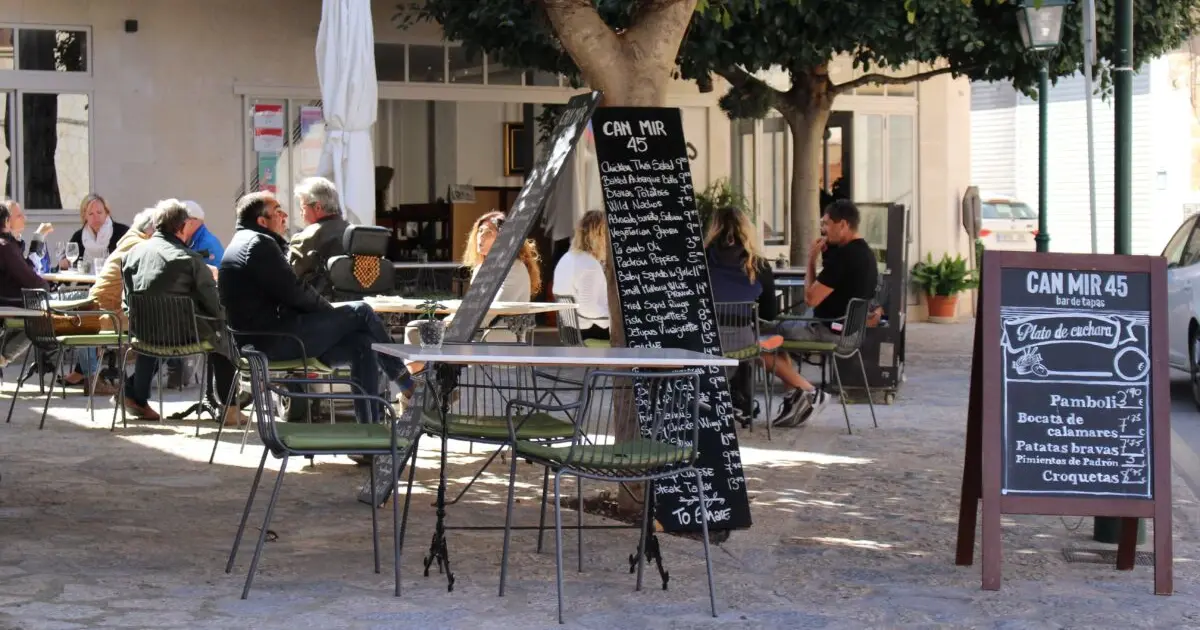 Espagne terrasse à l'ombre des arbres