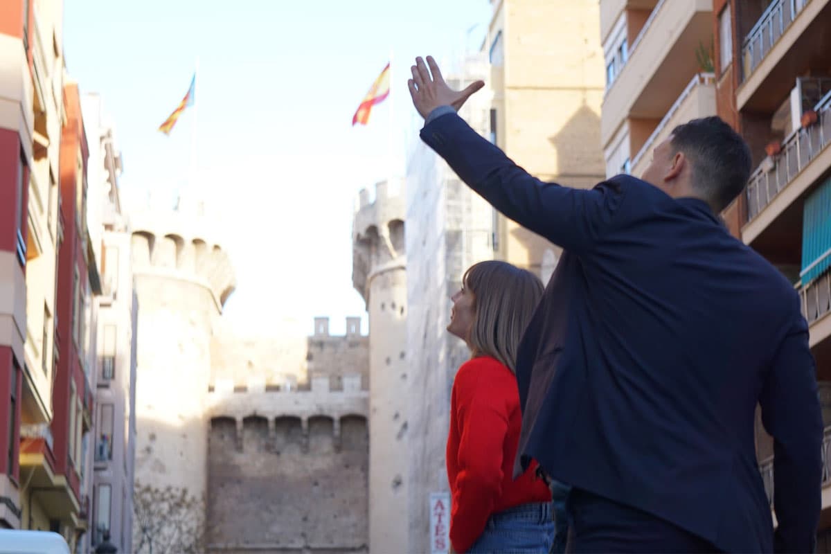 Chasseur immobilier montrant un batiment dans les rues de Valencia