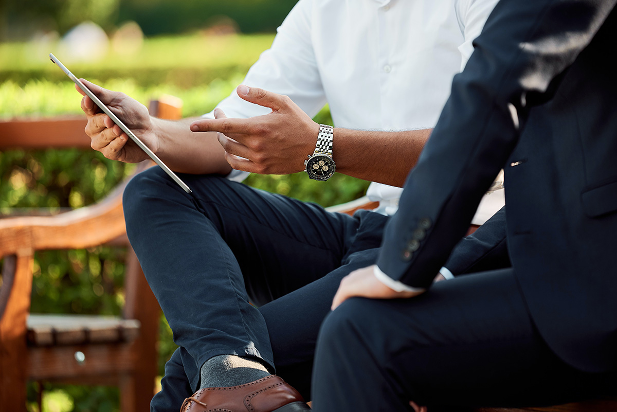 Assureur en Espagne qui montre un contrat sur une tablette