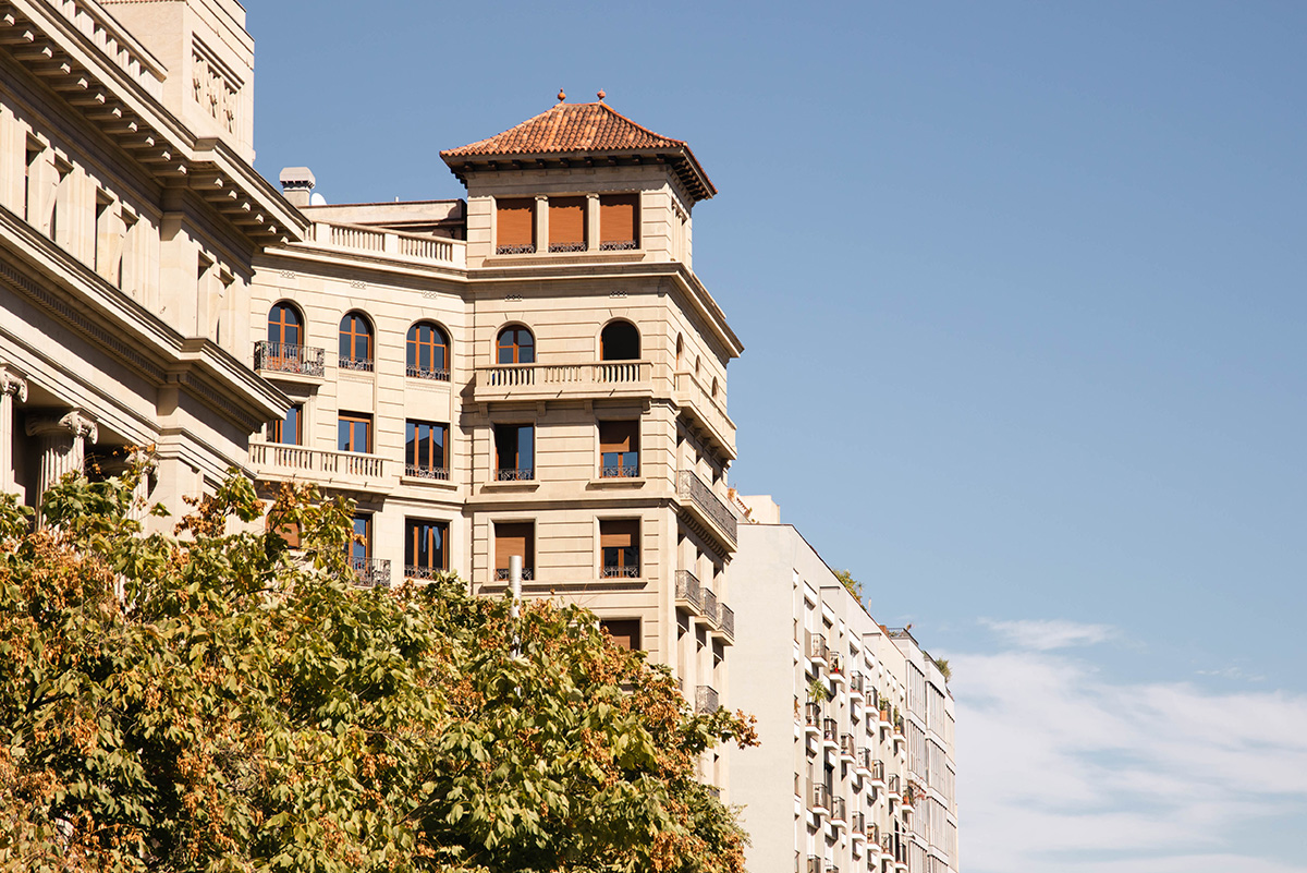 Grand bâtiment dans une rue en Espagne