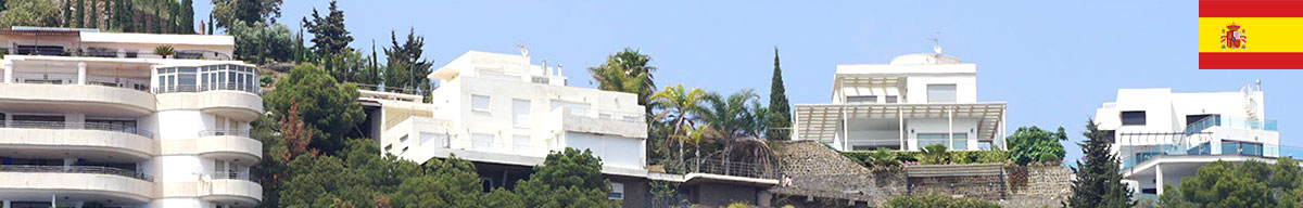 Maisons en haut d'une coline en Espagne