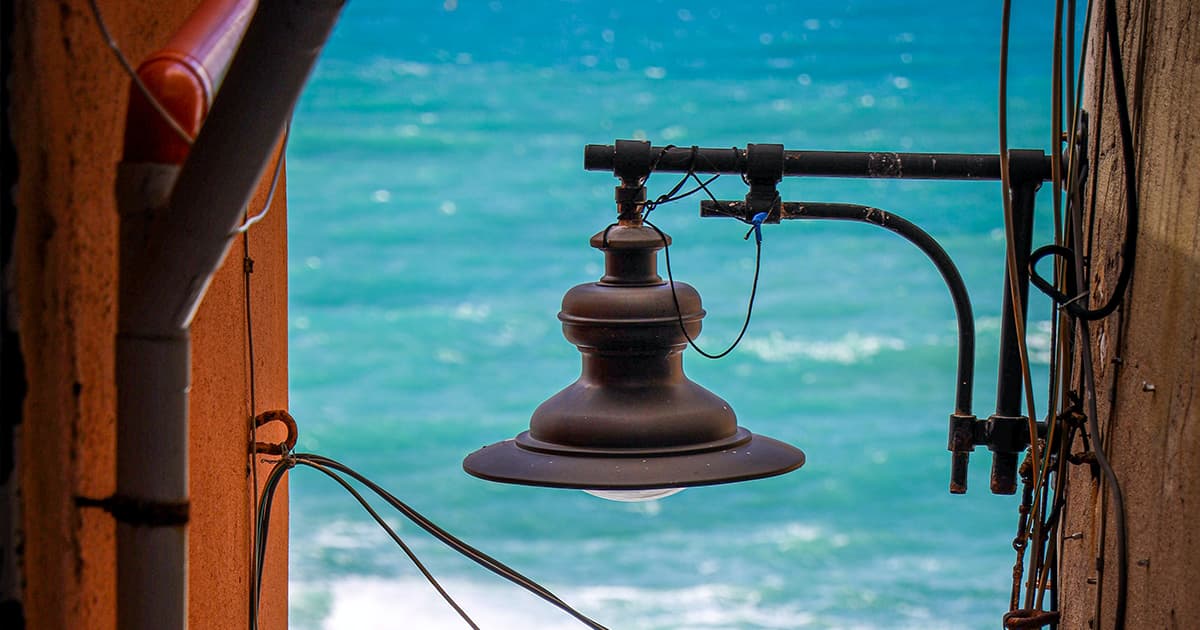 Lampadaire de maison proche de la mer en Espagne