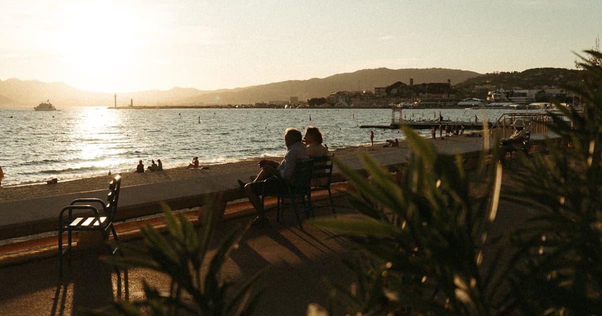 Retraités soleil couchant