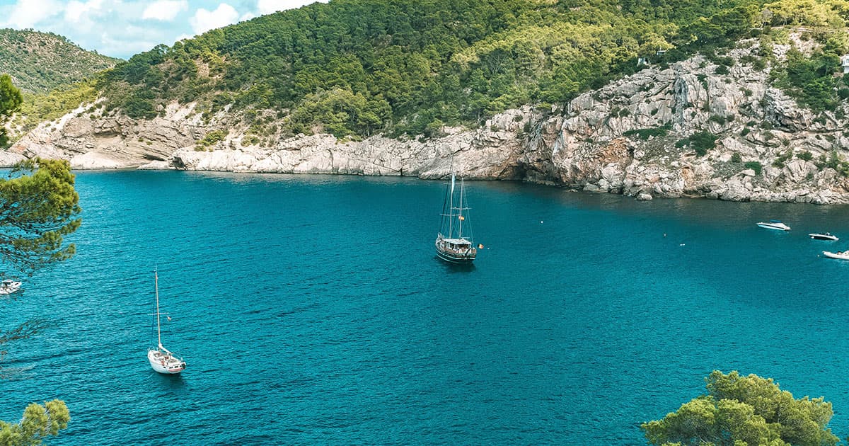 Crique dans la mer en Espagne