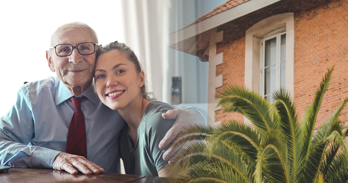 Grand père et petite fille avec une maison en Espagne en fond