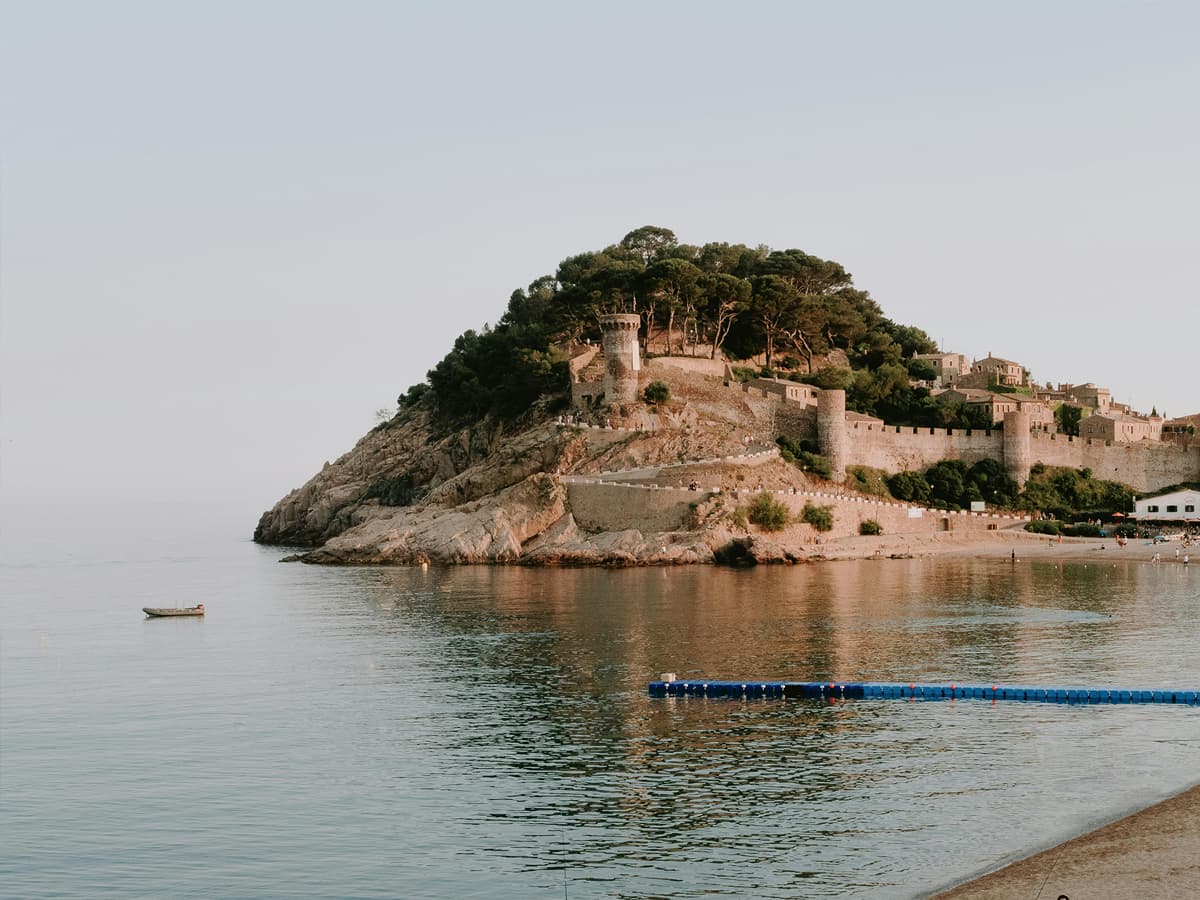 Plage de lloret de mar avec batisse historique