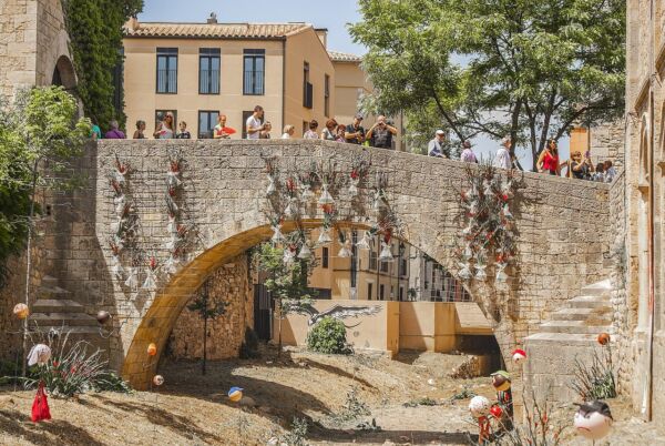 Petite rue avec un pont dans Gérone