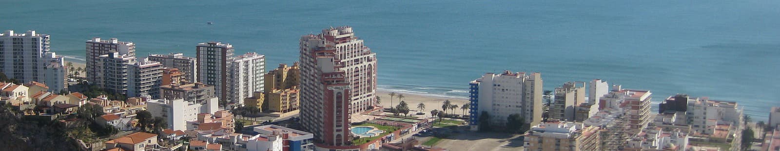 Vue panoramique d'une ville avec la mer