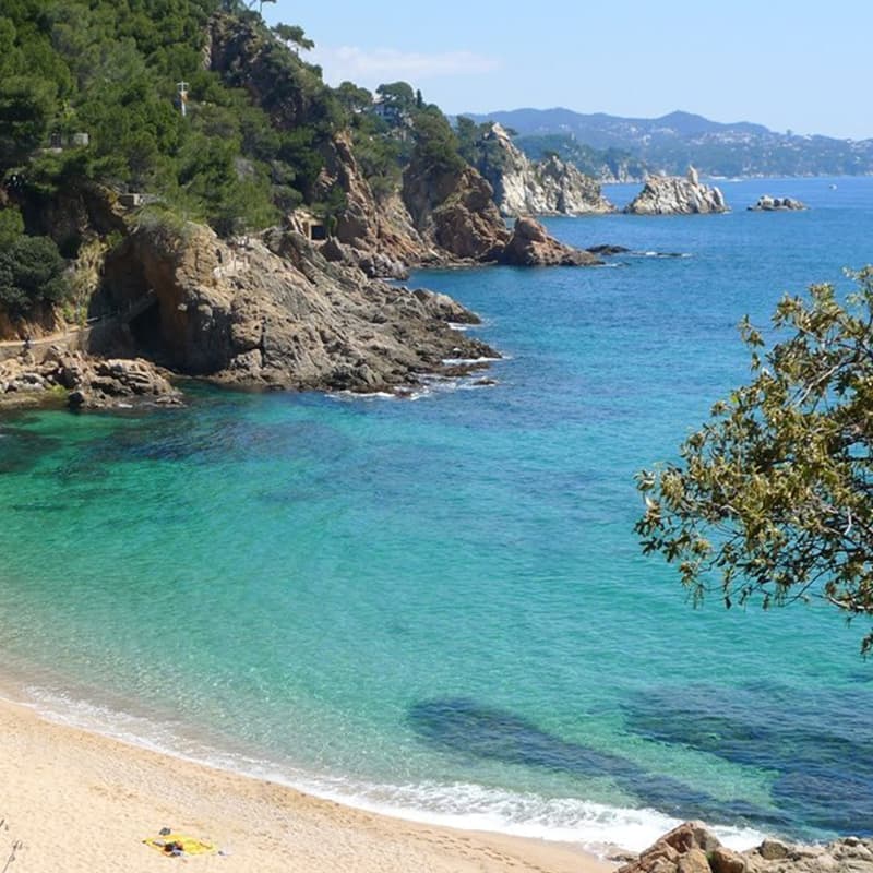 Plage de lloret de mar avec batisse historique