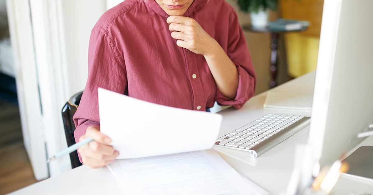 Femme tenant un bulletin de salaire