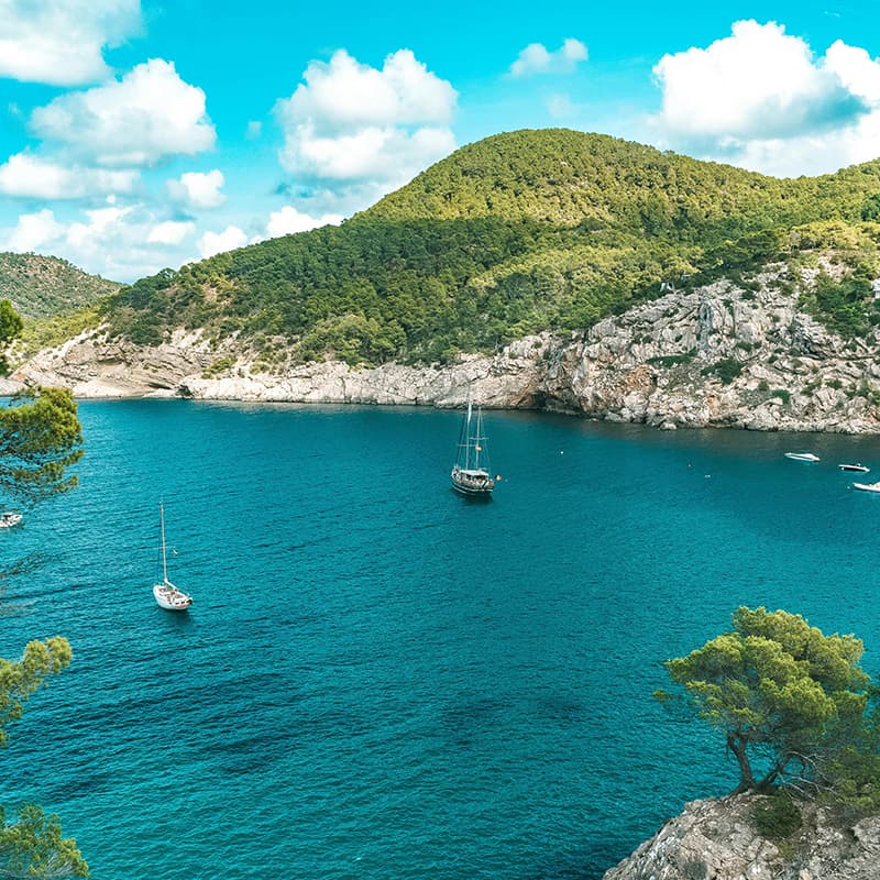 Bateaux dans une baie à Ibiza