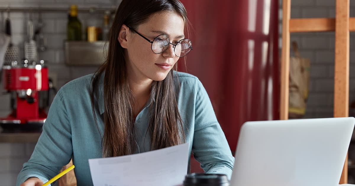 Femme qui calcule ses impôts en Espagne