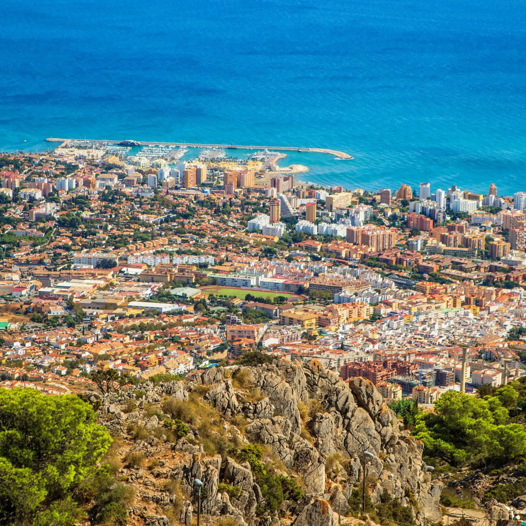 Vue aérienne de Benalmadena avec ses bâtiments résidentiels, son port et la mer Méditerranée en arrière-plan