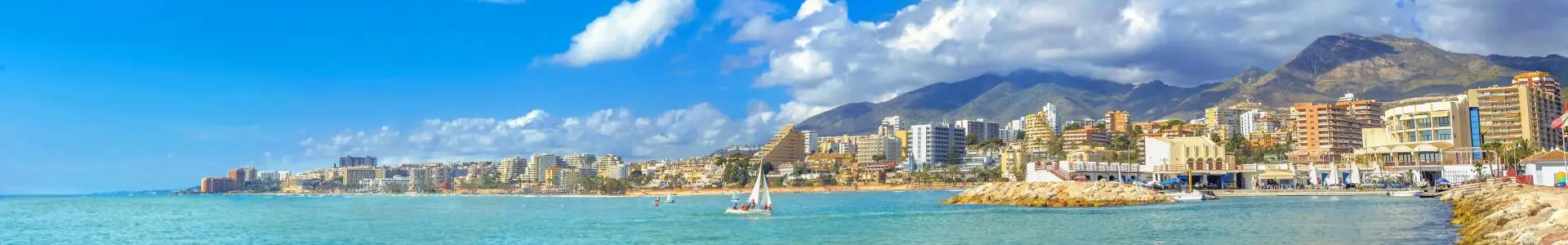 Vue panoramique de Benalmadena avec la mer Méditerranée, des voiliers et la ville en arrière-plan bordée de montagnes