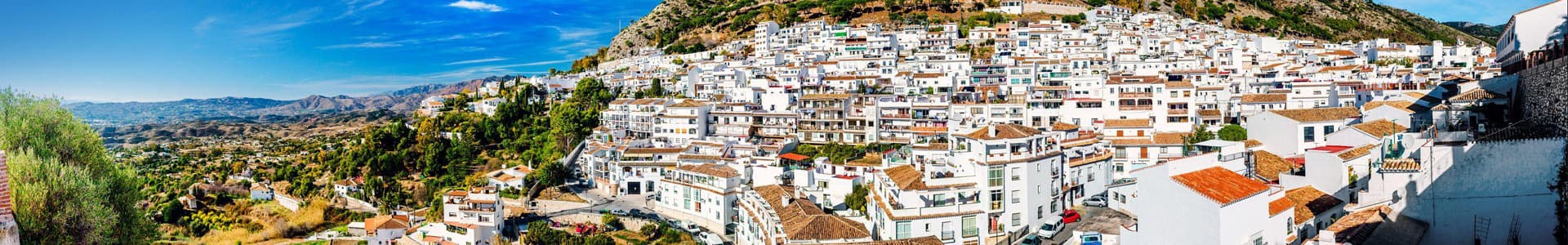  Panorama de Mijas avec ses toits en tuiles et ses ruelles sinueuses nichées dans les montagnes de l’Andalousie