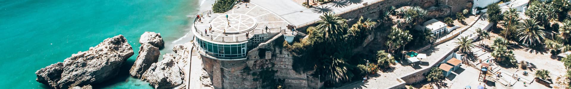 Vue aérienne du célèbre Balcon de l’Europe à Nerja, surplombant les eaux turquoise de la Méditerranée