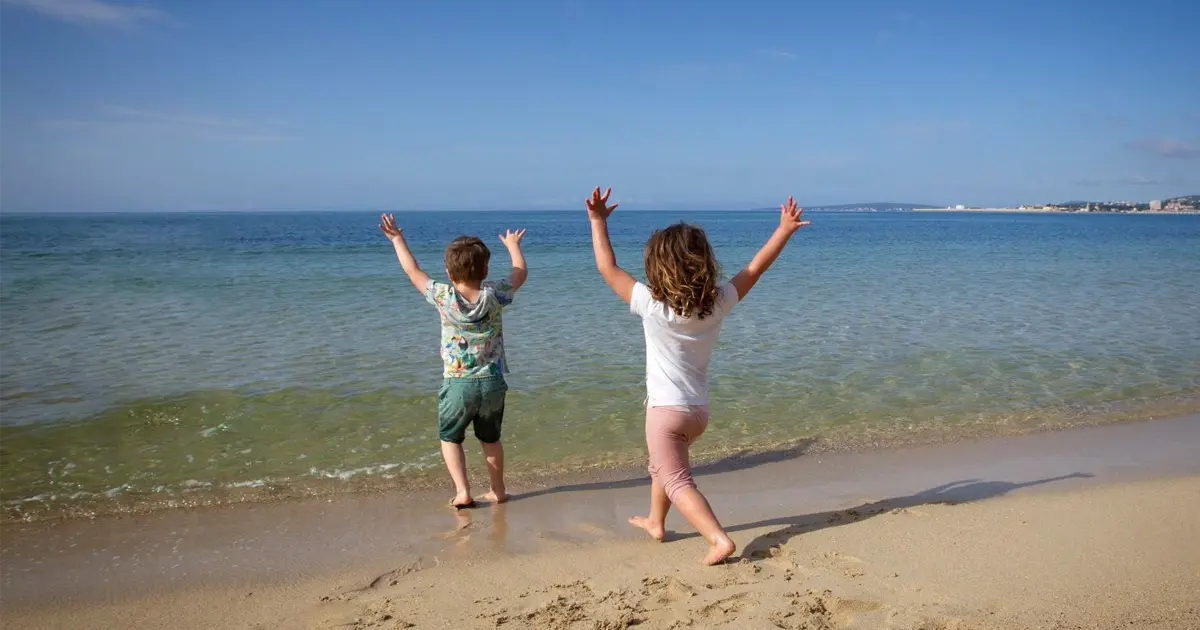 Enfants sur la plage