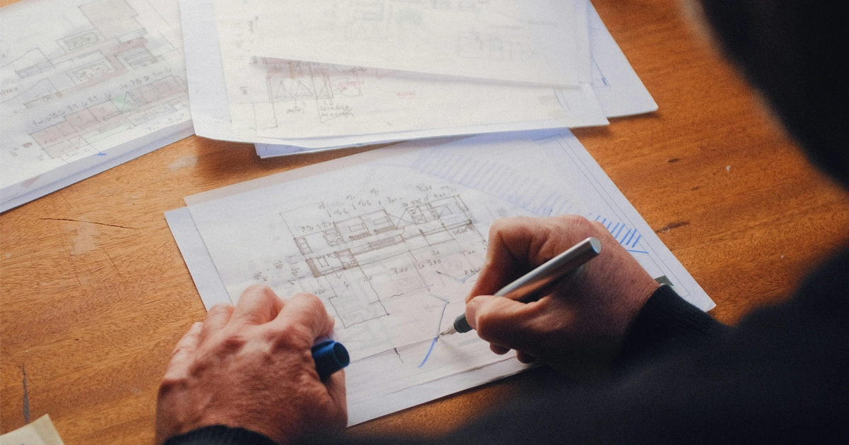 Architecte qui dessine les plans d'une maison