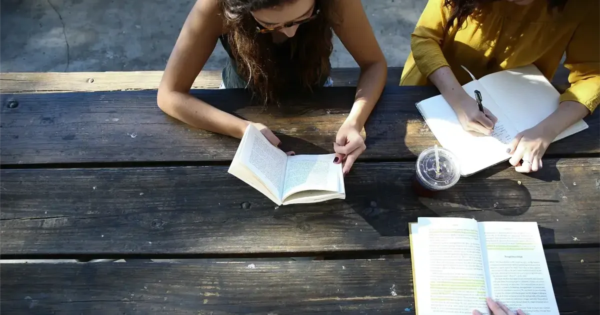 Fille avec un livre sur un table