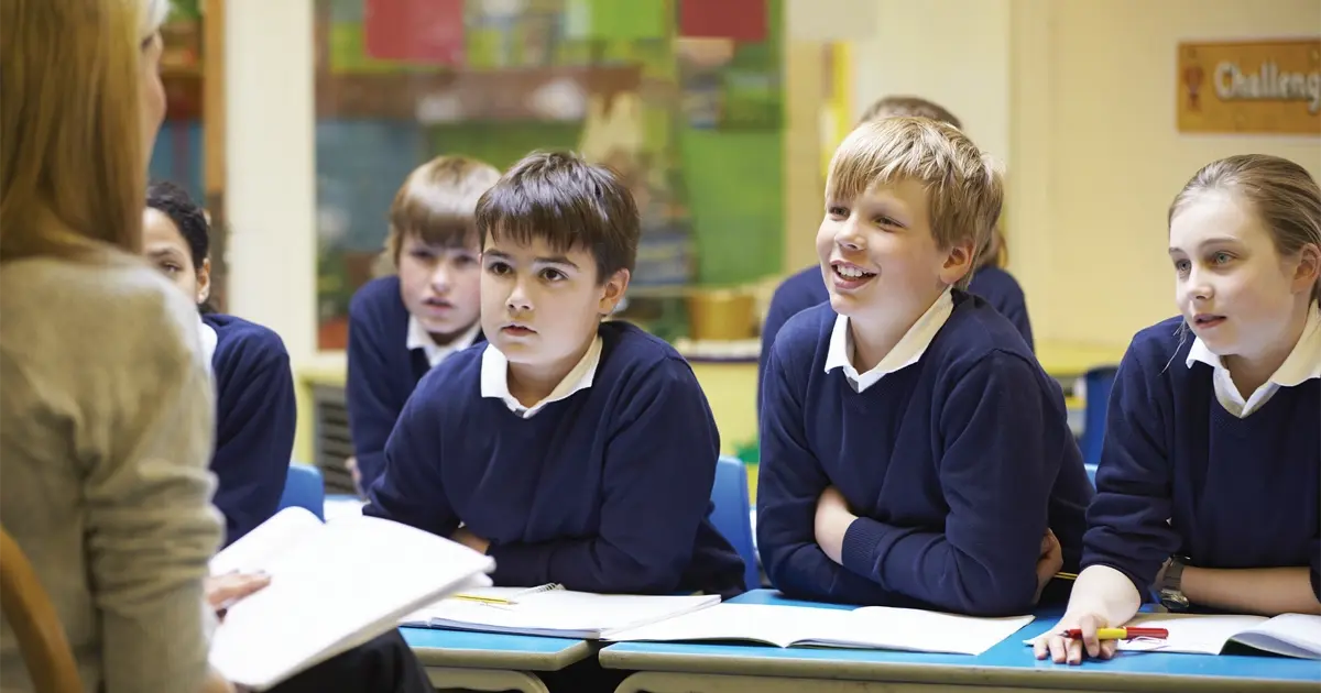 Des enfants à l'école dans une salle de classe