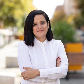 Femme habillé de blanc dans une rue de Valencia